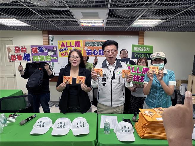 民进党台南市党部连续4周利用周休及国定假日对外县市游客发起全台大罢免连署后，市党部主委、立委郭国文22日公布连署成果。（洪荣志摄）