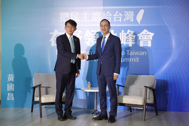 国民党主席朱立伦（右）与民眾党主席黄国昌（左）22日举行「在野领袖峰会」。（黄世麒摄）