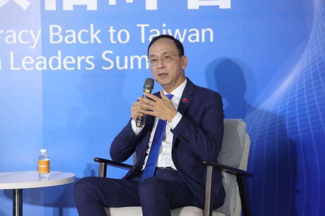 国民党主席朱立伦与民眾党主席黄国昌22日举行「在野领袖峰会」，黄国昌发表谈话。（黄世麒摄）