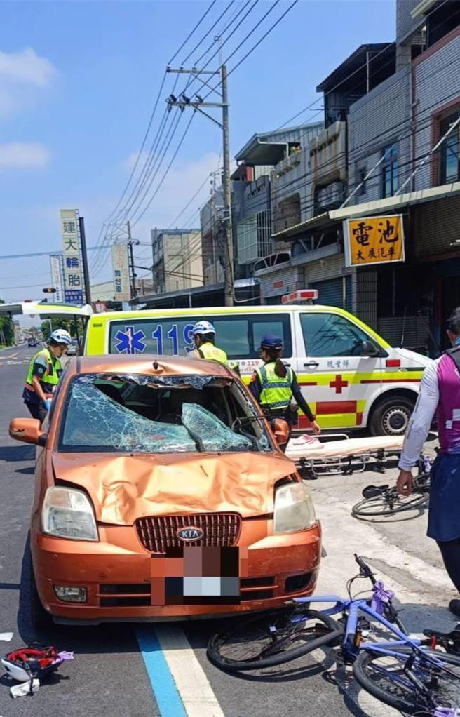 新北市康橋國際學校學生騎乘自行車環島，今（22）日行經埤頭鄉彰水路三段，疑似遭一輛逆向行駛的自小客車衝撞，造成7名學生及自小客車駕駛受傷送醫，其中一名學生昏迷指數3，轉送彰基搶救中。（民眾提供／葉靜美彰化傳真）