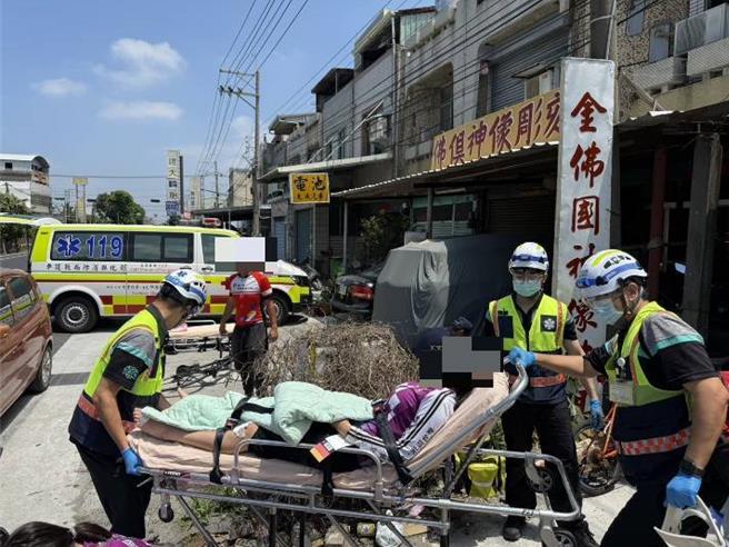 新北市康橋國際學校學生騎乘自行車環島，今（22）日行經埤頭鄉彰水路三段，疑似遭一輛逆向行駛的自小客車衝撞，造成7名學生及自小客車駕駛受傷送醫，其中一名學生昏迷指數3，轉送彰基搶救中。（民眾提供／葉靜美彰化傳真）