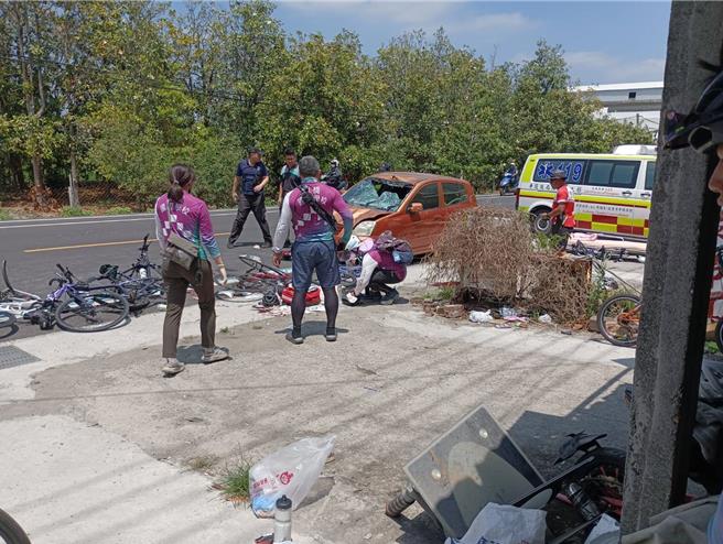 新北市康橋國際學校學生騎乘自行車環島，今（22）日行經埤頭鄉彰水路三段，疑似遭一輛逆向行駛的自小客車衝撞，造成7名學生及自小客車駕駛受傷送醫，其中一名學生昏迷指數3，轉送彰基搶救中。（民眾提供／葉靜美彰化傳真）