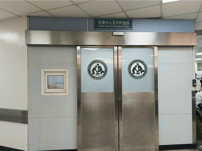 新北市康橋國際學校學生騎乘自行車環島，今（22）日行經埤頭鄉彰水路三段，疑似遭一輛逆向行駛的自小客車衝撞，其中一名學生昏迷指數3，轉送彰基搶救中。（葉靜美攝）