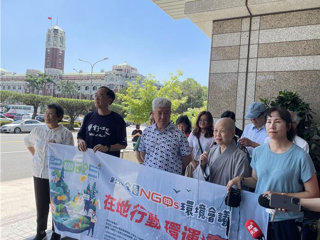 赖清德总统在今天上午、世界地球日接见环团听取建言，环团下午举办记者会会后转述会议情形。（蔡佩珈摄）