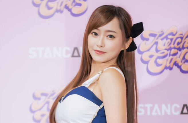 富邦啦啦队成员丹丹，在公开活动表演意外出糗，胸前魔鬼毡炸开。（图／丹丹IG）