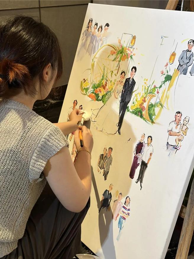 小冯在婚礼上作画。（中国财经报）