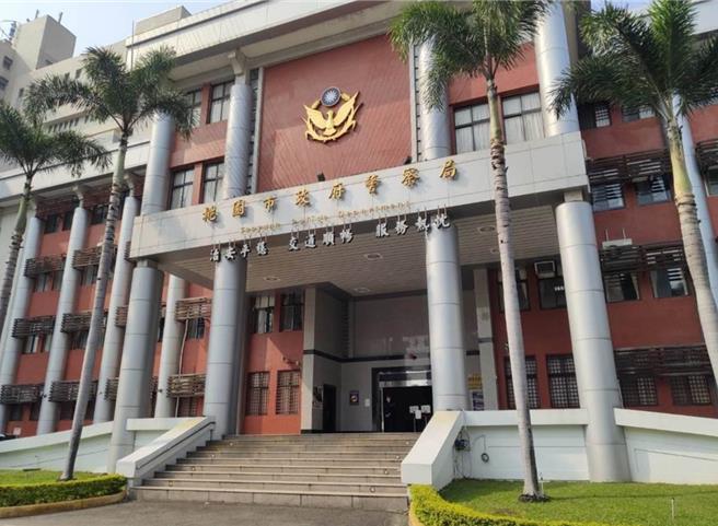 民眾拍下桃園市保安警察大隊特殊任務警力於中壢區仁慈路上1處民宅進行攻堅任務，影片長達3分40秒左右，警方才成功鋸開鐵門，不少網友酸，「找開鎖的阿嬤都比這批警察快 」。（本報資料照片）