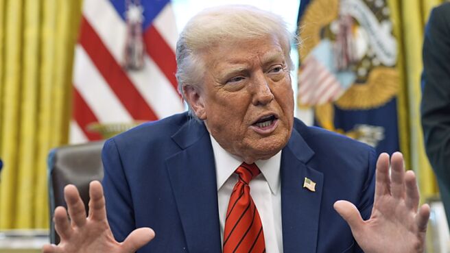 美国总统川普的关税政策反覆无常，扰乱市场，并打击投资者信心。（图／美联社）