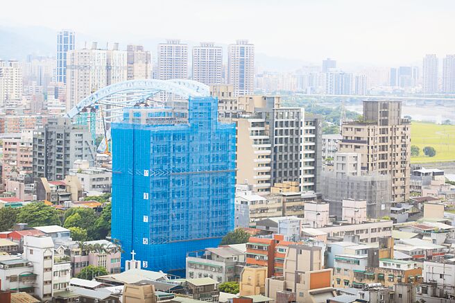 央行嚴管各銀行前十大建商放款，進一步限縮不動產放款的動能。（本報資料照片）