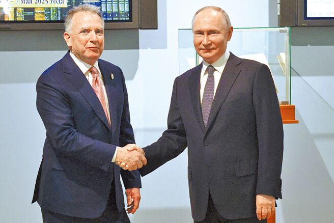 美国总统川普喊话俄乌若「本周」达成和平协议，就能「与美国做大生意、赚大钱」。图俄罗斯总统普丁（右）和总统特使魏科夫在俄罗斯圣彼得堡会谈前握手。（美联社）