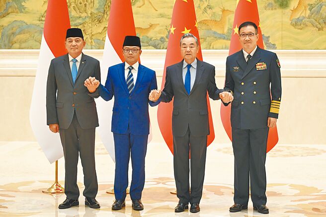 中国外交部长王毅（右二）和国防部长董军（右一）与印尼外长苏吉欧诺（左二）、防长夏弗里（左一）在北京共同主持中国印尼外长防长「2+2」对话机制首次会议。（中新社）
