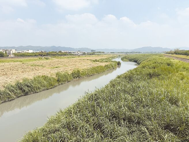 去年凱米風災造成南投市貓羅溪暴漲，致沿岸低窪區淹水，上百輛車成泡水車，南投縣府將斥資逾12億元進行外轆排水治理工程。（楊靜茹攝）