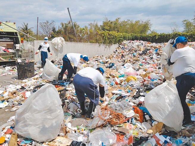 南二监首次以短期约雇方式与台南市环保局合作，派出4名收容人协助六甲清洁队清运垃圾。（台南第2监狱提供／程炳璋台南传真）