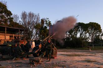 東指部混砲營105榴炮夜間實彈射擊 強化火力支援效能