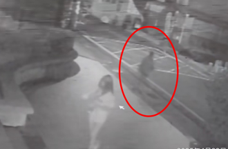 恐怖一幕！桃園長髮少女深夜遭怪男尾隨  下秒「戴手套」快步逼近