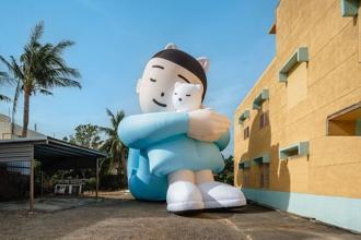 屏东看海美术馆整修闭馆 「怪兽代班」成了看家的巨型小可爱
