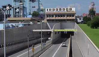 高雄過港隧道限高架2年被撞3次 將導入超高車輛示警系統