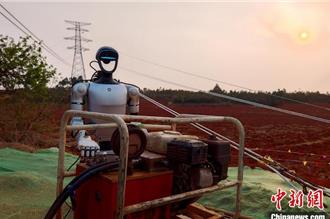 告別高危作業？陸人形機器人首次應用於220千伏電網工程