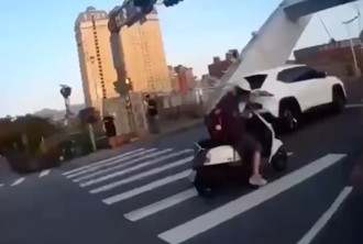 女騎士裙襬捲入機車「刁車」卡橋頭   警「剪了它」解圍