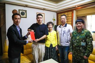 涂恩睿捐肝救母  北市軍友站慰問肯定孝行