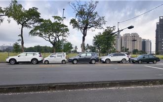 高雄5轎車連撞成「一條龍」 車內共10人幸運未受傷