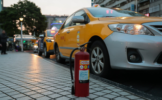 乘客手上一堆卡、狂領超商包裹 運將1動作秒賺5萬元