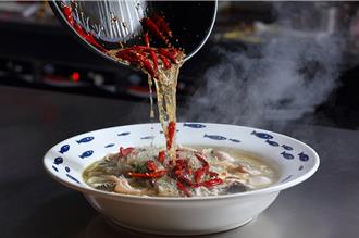 刁民酸菜魚高雄旗艦店開幕 亞尼克鳳梨生乳捲高雄獨賣