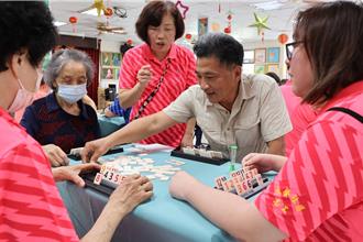 蘇澳鎮長盃拉密錦標賽登場 長者「以牌會友」 鎮長也參戰