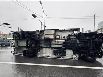 苗栗超強怪風襲擊    11噸大貨車民眾眼前遭吹翻   