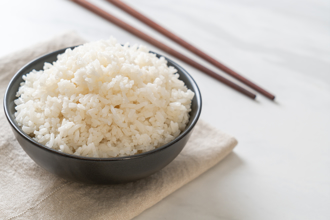 隔夜飯冰過變乾硬 加熱「多放1物」 口感像現煮