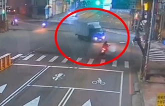 外送員遭左轉貨車撞飛慘死　路口撞擊畫面曝光