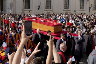 影》教宗方济各移灵圣伯多禄大教堂 大批人潮等候瞻仰