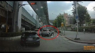 影》北市男過馬路未走行穿線 還惡意「出腳阻擋」休旅車