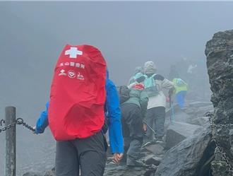 玉山攻頂後下撤女山友險墜崖  醫療隊員伸手「救回一命」