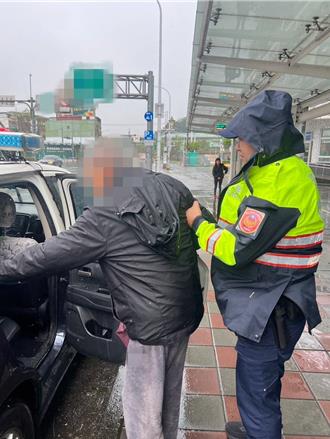 7旬老翁喃喃自语说要去爬山 南港警暖心助返家