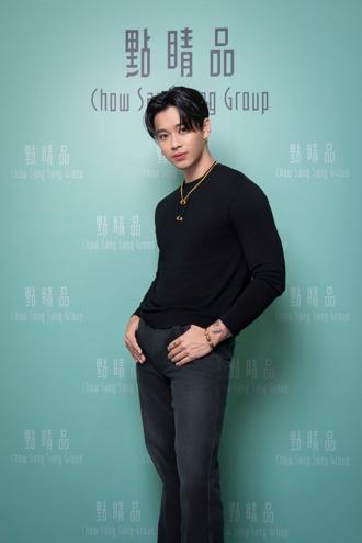 高尔宣新手爸爸顾孩子超熟练 抱宝宝手脚并用