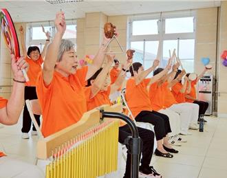 嘉县社区失智照护升级 卫生局携手阳明医院打造「忆享学堂」