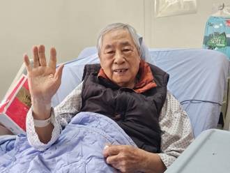 獨家》90歲主播李富城燦笑報平安！親揭尿道發炎「最新病況」