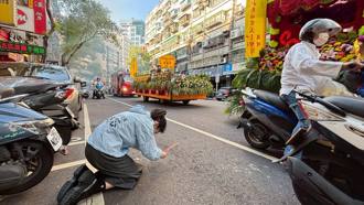 遭質疑「跪拜媽祖香沒點燃」 徐巧芯秀照片秒打臉曹興誠