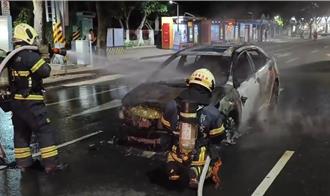 高雄鬧區下班車潮遇火燒車 火勢猛烈！路人驚呼