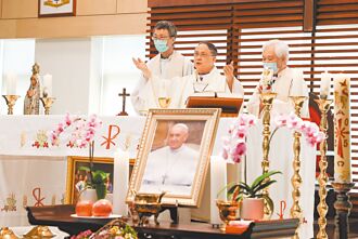 台北總教區追思教宗 輔大降半旗