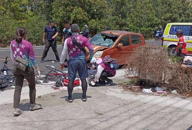 新北市康桥国际学校学生骑乘自行车环岛，22日行经埤头乡彰水路三段，疑似遭一辆逆向行驶的自小客车衝撞，造成7名学生及自小客车驾驶受伤送医。（民眾提供／叶静美彰化传真）