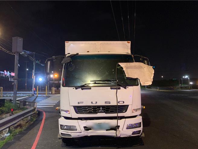 大货车将限高架撞断，现场道路暂时封闭。（芦洲警分局提供）