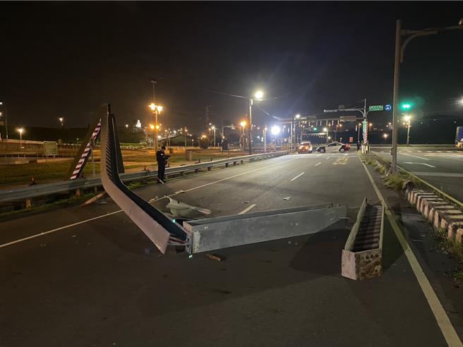 大货车将限高架撞断，现场道路暂时封闭。（芦洲警分局提供）