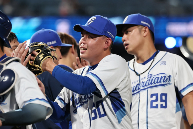 曾峻岳上场关门，却突然流起鼻血，只好塞住鼻孔先止血再说。（翻摄Fubon Guardians 富邦悍将脸书）