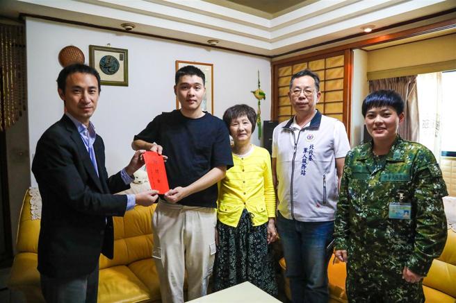 臺北市军人服务站与臺北市进出口商业同业公会，昨日慰问陆军司令部勤务营宪兵连涂恩睿下士，肯定其「捐肝救母」孝行。（记者李采霖摄）