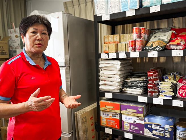 屏东兴和社区物资银行整合关怀据点，兴和社区理事长顏陈珍霞指出，这样的服务模式，不只是物资援助，更是人与人之间情感与信任的桥梁。（屏东县政府提供／罗琦文屏东传真）