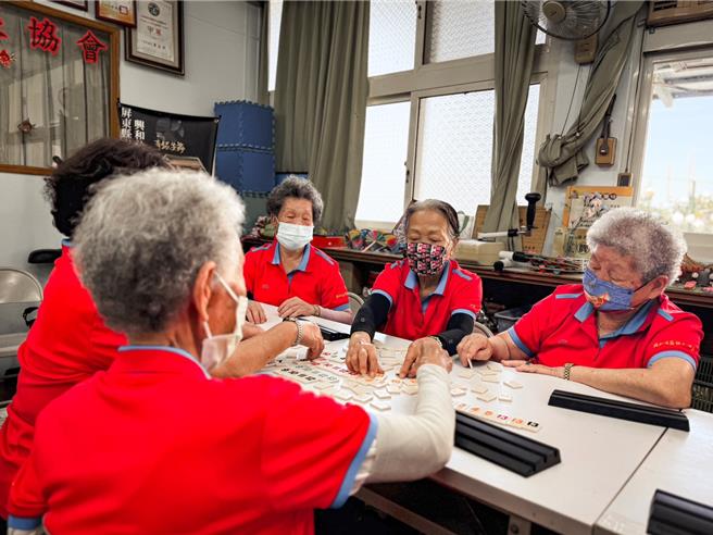 屏东兴和社区物资银行整合关怀据点，成为全台第一个结合长辈关怀与物资银行服务的创新据点。（屏东县政府提供／罗琦文屏东传真）