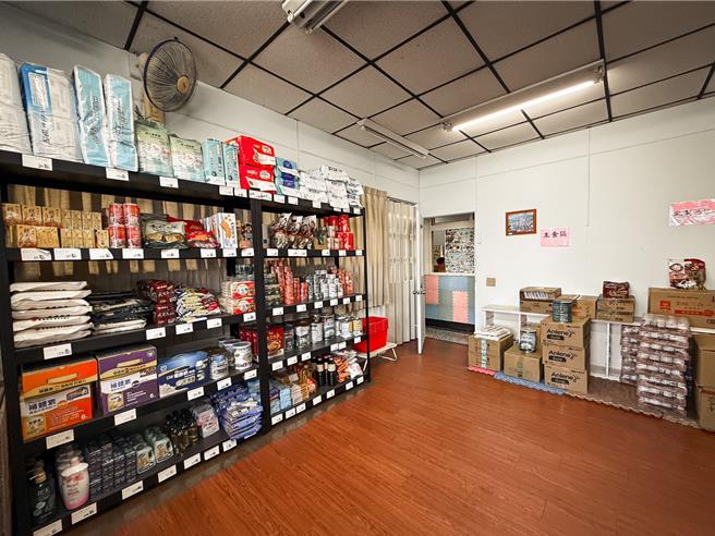 屏东兴和社区物资银行2024年10月成立，除物资银行救助外，也结合独居老人关怀服务。（屏东县政府提供／罗琦文屏东传真）