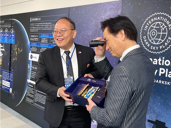 南投縣觀光處長陳志賢率團至日本岡山井原市參訪，贈井原市長大舌勳星空禮盒。（南投縣政府提供／楊靜茹南投傳真）